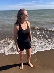 Baddräkt dam med ben svart till ett billigt pris i stora storlekar.