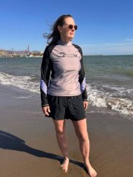 Badshorts dam svarta i snabbtorkande material med innebyxa för extra komfort.