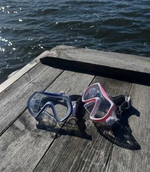 Rosa cyklop till barn med neoprenband som är lätt att få på.