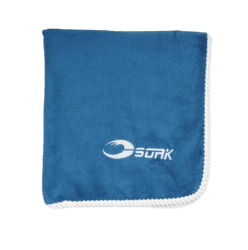 Mörkblå handduk från Soak. Microfiberhandduk från Soak.
