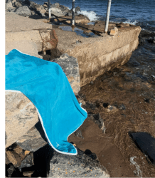 Turkos microfiber handduk som passar perfekt till stranden och poolen.