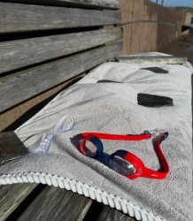 Simglasögon barn 2-8 år Luna i blå/röd färg. Simglasögon med spänne i bak.