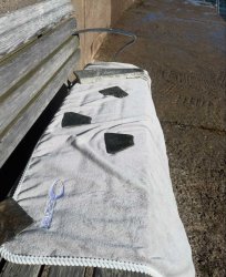 Grå microfiber hannduk till poolen och stranden. En otrolig microfiber handduk.