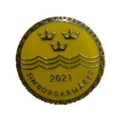 Simborgarmärket 2021 är gult med guldram. För att erövra simborgarmärket skall man simma 200m på djupt vatten.