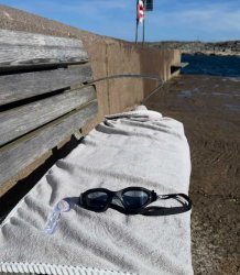 Svarta simglasögon till vuxen från soak som är bekväma med snabbjusterande band.