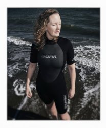 Våtdräkt dam svart mjuk från Soak. Passar bra till simning, vansbrosimmet, simlärare och vattensport