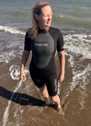 Våtdräkt dam svart mjuk från Soak. Passar bra till simning, vansbrosimmet, simlärare och vattensport