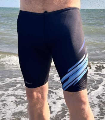 Badbyxor herr svart/blå med mönster i knålång modell. Bra badbyxor som torkar snabbt