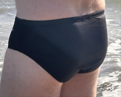 Badbyxor herr briefs från Svenska varumärket Soak. Bra badbyxor till simning som är svata.