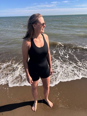 Baddräkt dam med ben svart till ett billigt pris i stora storlekar.