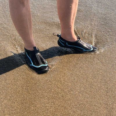 Badskor till dam och herr. Svart/turkosa som skyddar mot sjöborrar. Passar bra till resan och halkskydd