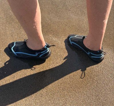 Badskor herr och dam svarta till resan och poolen från Soak. Skyddar mot sjöborrar, billiga och sköna.