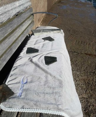 Grå microfiber hannduk till poolen och stranden. En otrolig microfiber handduk.