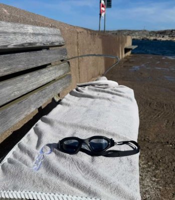 Svarta simglasögon till vuxen från soak som är bekväma med snabbjusterande band.