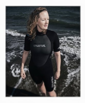 Våtdräkt dam svart mjuk från Soak. Passar bra till simning, vansbrosimmet, simlärare och vattensport