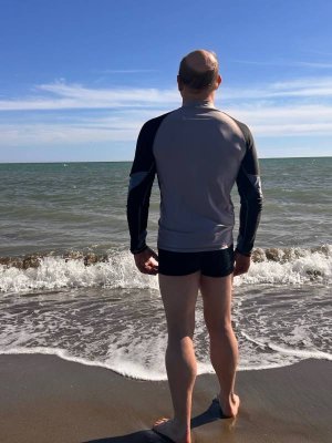 UV-tröja herr Soak långärmad med UV-skydd 50+ bakifrån vid strand